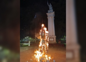 Protesta en Posadas: incineran efigie de Milei en vísperas de su llegada a Misiones